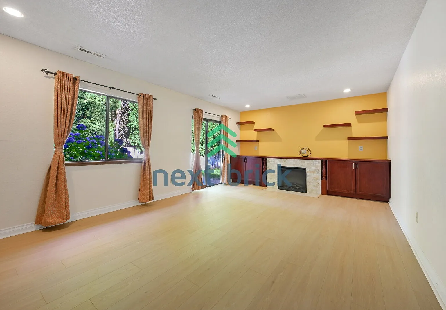 "Spacious 5-Bed Gem with 2.5 Baths in Prime Redmond Location!" — Photo 2