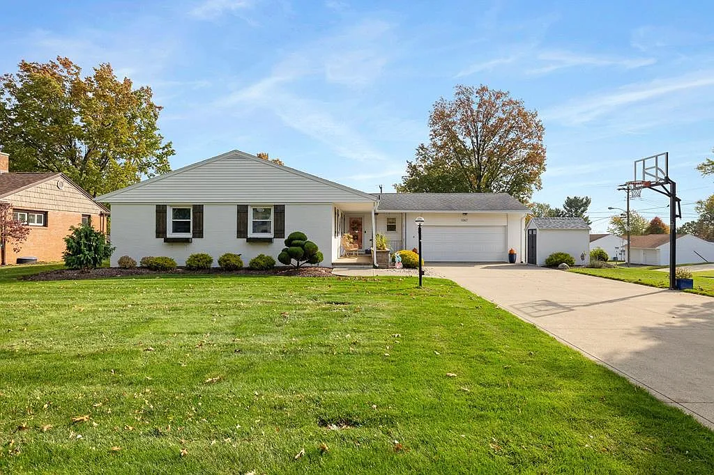 1067 Briarwood Rd photo 1
