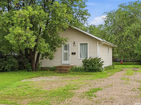 712 5th STREET E, Prince Albert, SK S6V 0M4