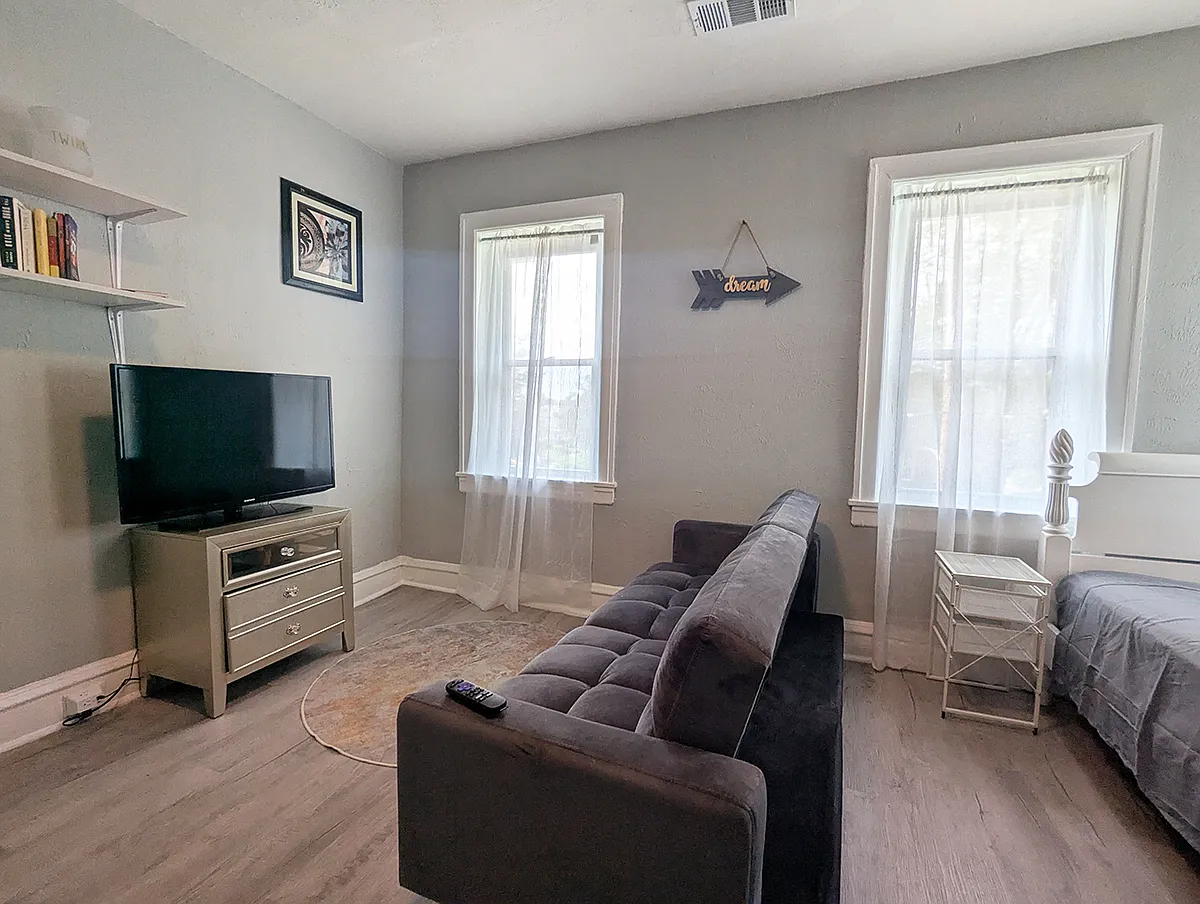 'Navy' Single Deluxe Room - Off-Campus Housing @ Nana's Place — Photo 1