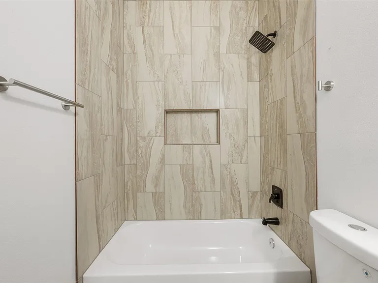 15407 Armstrong Ave — Photo 20