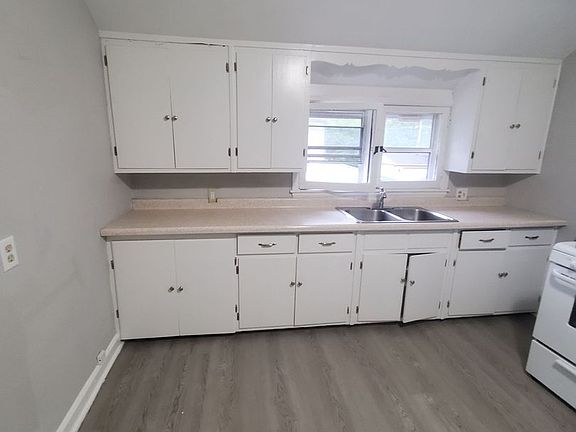 2nd image of 8727-8729 W Maple St