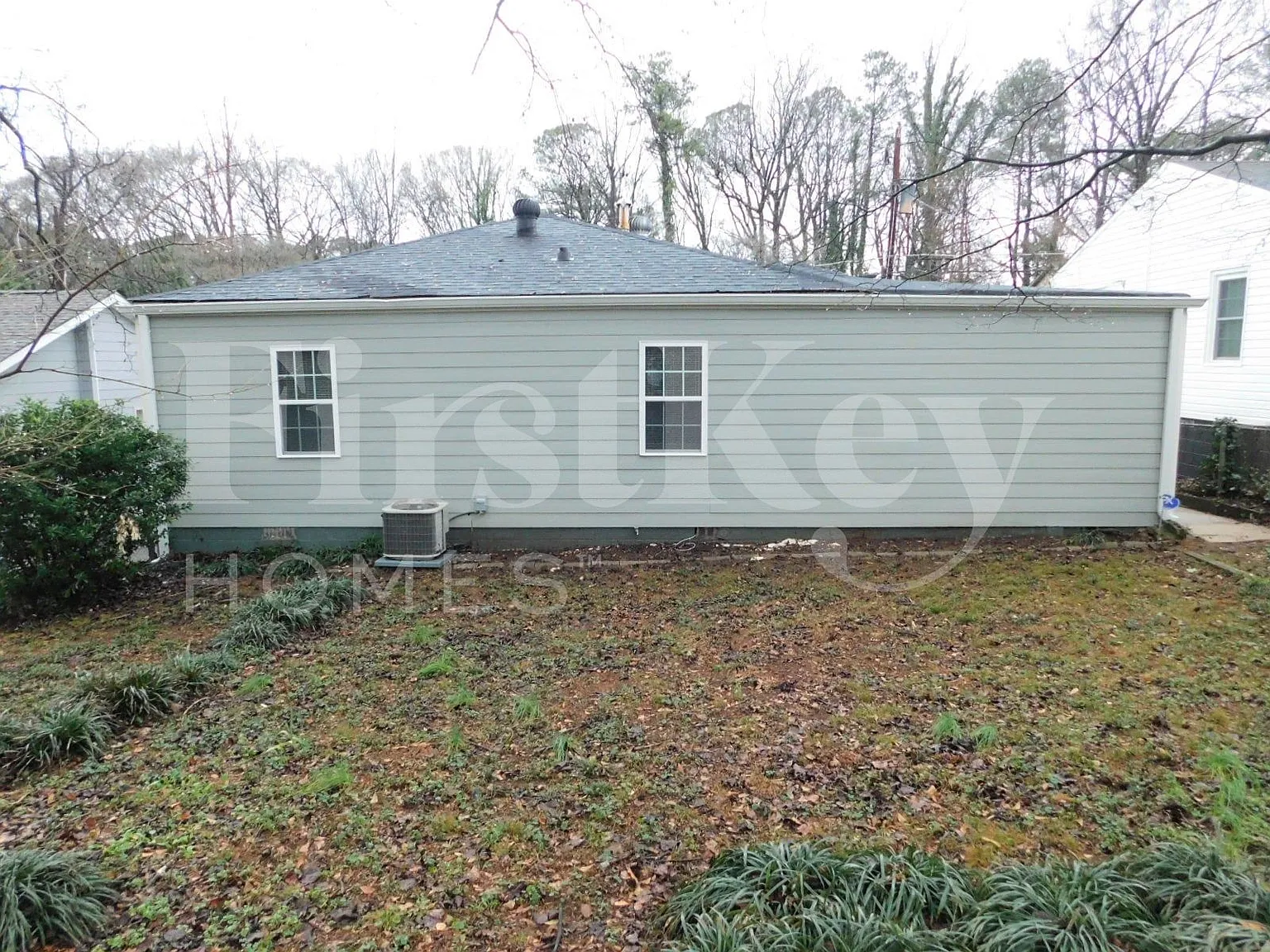3 bed, 1.5 bath, 1201 sqft, $2,070 — Photo 2