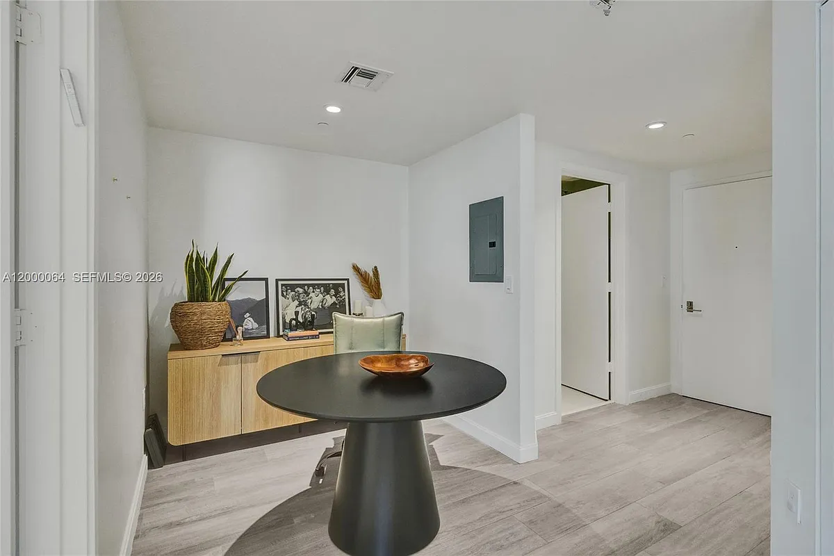 Building Photo - 45 SW 9th St #1803