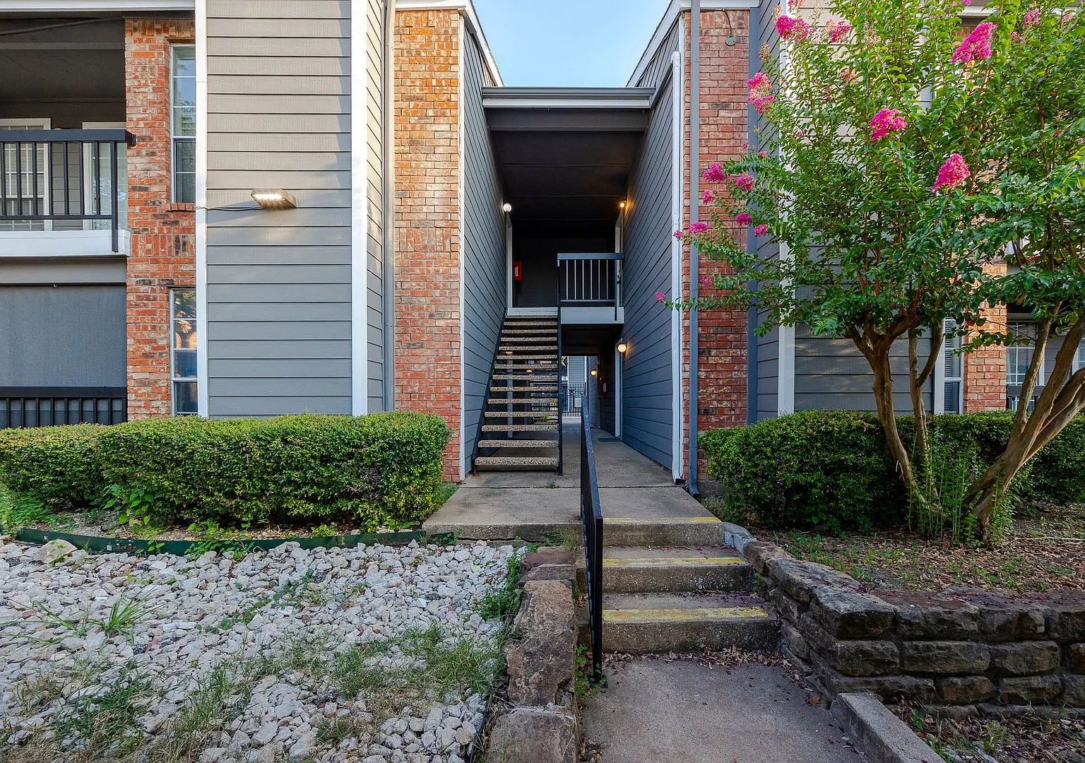 Welcome to this comfortable and stylish 3-bedroom, 2-bathroom condo in the heart of North Dallas. — Photo 2