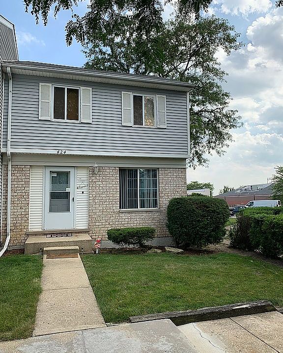 1st image of 424 Gainsborough Ct