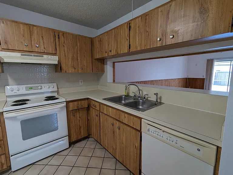 1130 Dover Ct — Photo 3