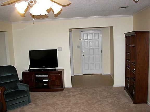 2nd image of 1617 Jasmine Ln