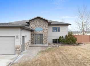 401 5th Ave SW, Surrey, ND 58785