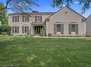 5652 Kingsfield Dr, West Bloomfield, MI