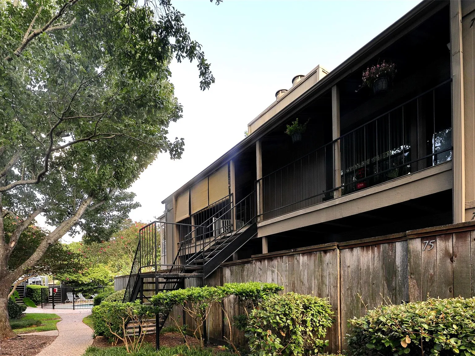 2 bed, 1.0 bath, 909 sqft, $1,450 — Photo 2