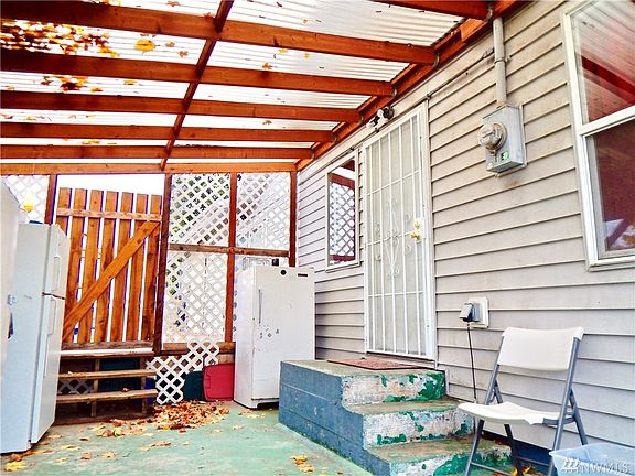 5th image of 207 Van Trump Ave NE
