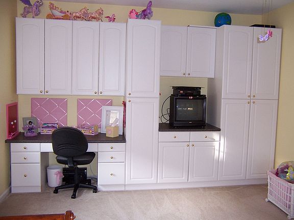 Toy/Game Room w/built-in Cabinets