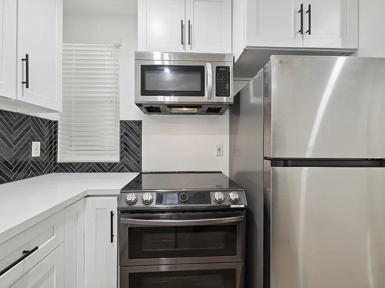 Encino Country Club Apartments — Photo 21