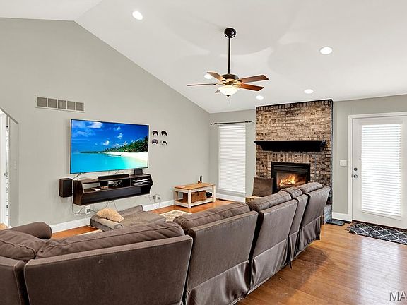 4th image of 215 Candlewick Dr