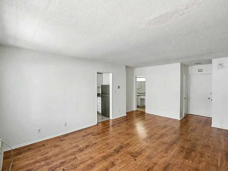 Hollywood Apartments — Photo 54