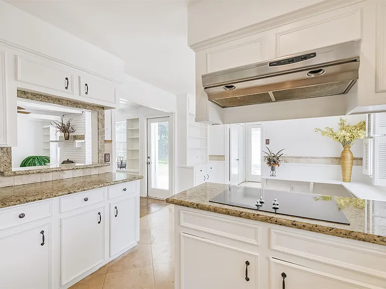 12223 Old Oaks Dr — Photo 9