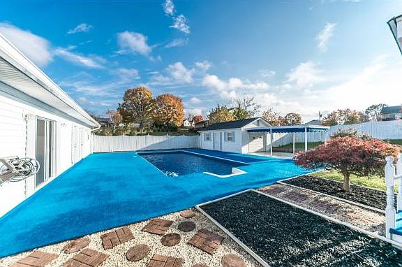5th image of 211 Meridale Dr
