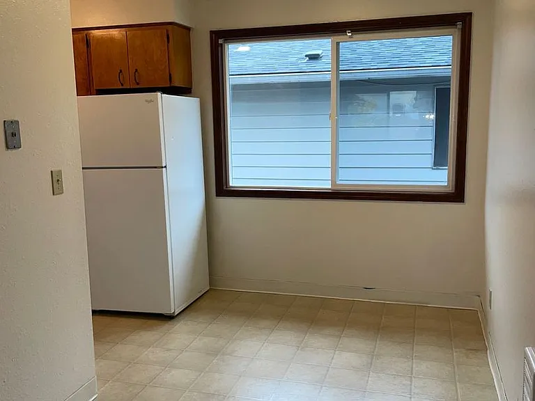 2131 Center St NE — Photo 4