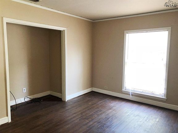4th image of 1677 Woodrow Ave