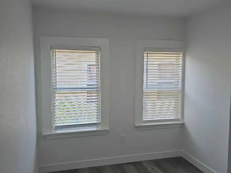 871 E 49th St #1/4 — Photo 4