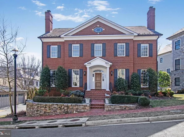 1935 Foxview Cir NW, Washington, DC 20007