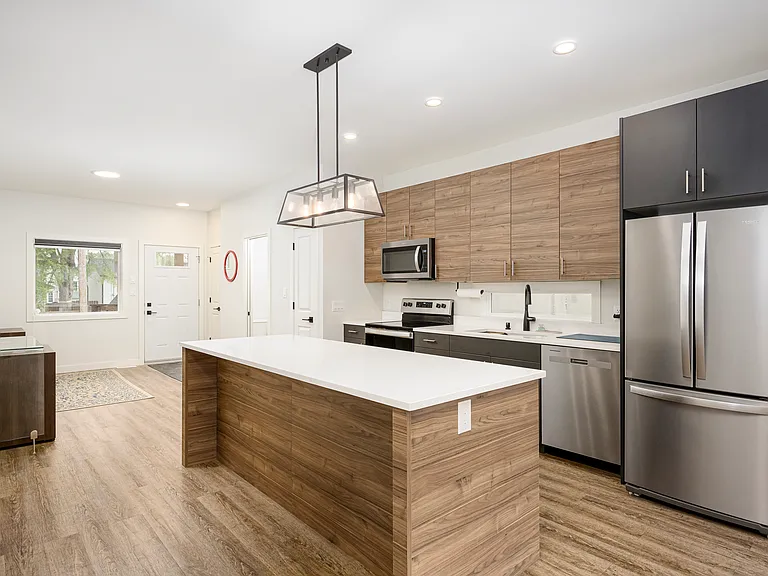 1034 A Clarence Ave — Photo 3
