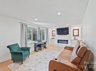 5703 Valley Field Rd, Hickory, NC 28602