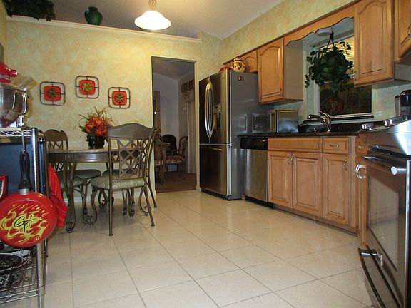 Eat-in Kitchen