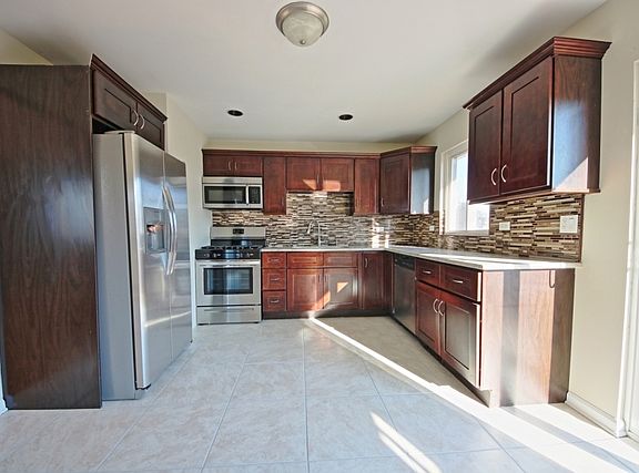 3rd image of 2383 Magnolia Ave