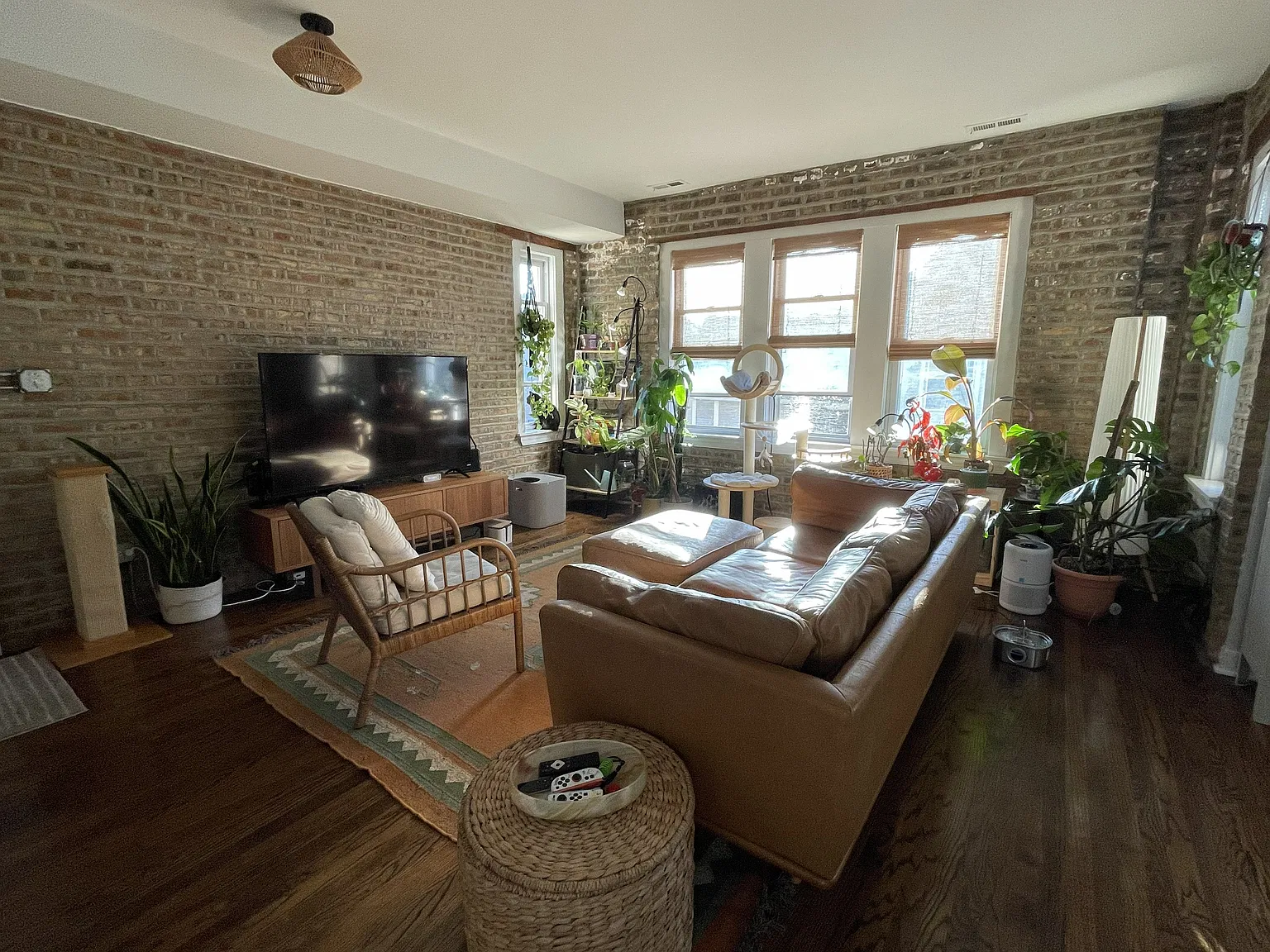 2 bed, 900 sqft, $2,400 — Photo 3