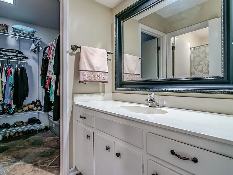 1001 Clifton Ln — Photo 5