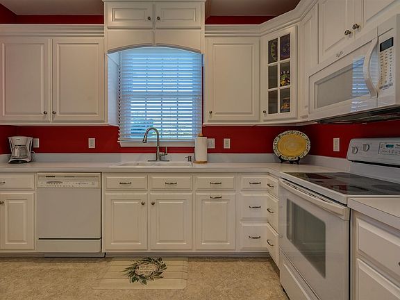 4th image of 27 Village Green Dr
