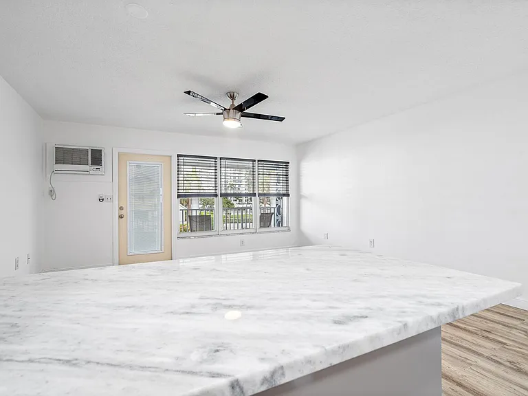 1110 N Riverside Dr #20 — Photo 27