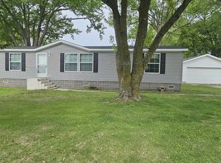 4910 Pershing Dr, Muscatine, IA 52761