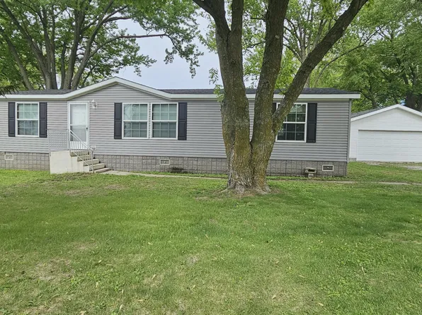 4910 Pershing Dr, Muscatine, IA 52761