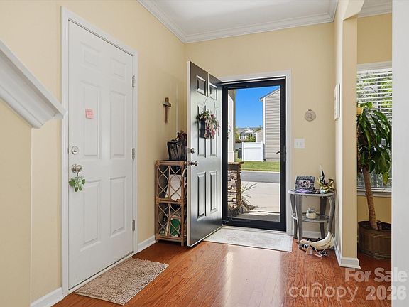 4th image of 944 Summerlake Dr
