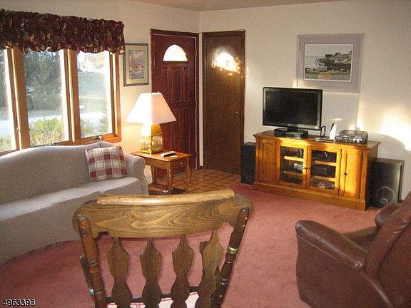 4th image of 20 Valley Dr N