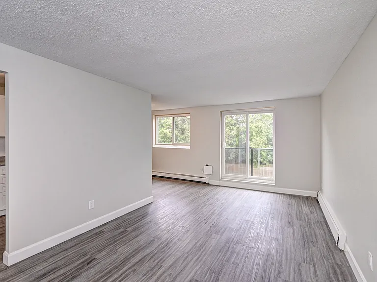 255 Belsyde Ave E — Photo 6