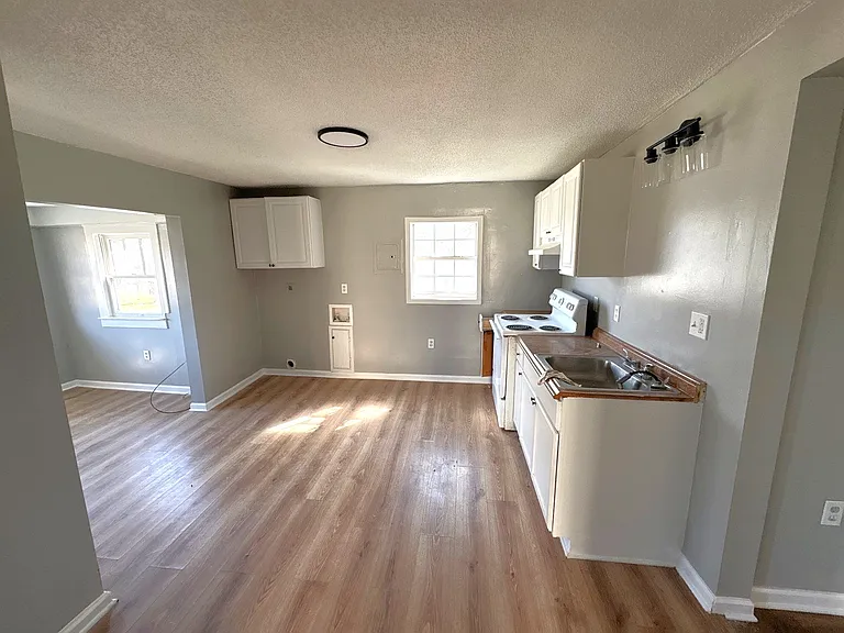 329 N College St — Photo 4