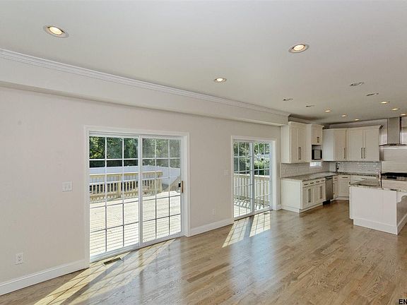 5th image of 9 Willowdale Ter