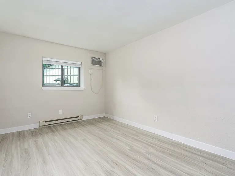 Oak Park Apartments — Photo 12