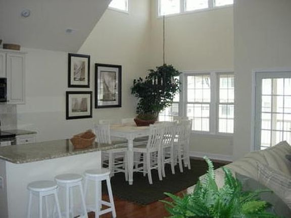 2nd image of 884-886 3rd St #2