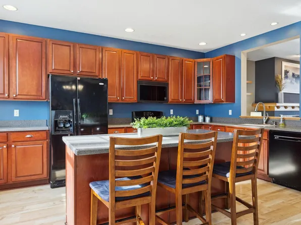 1674 Village Trl E Unit 4, Maplewood, MN 55109