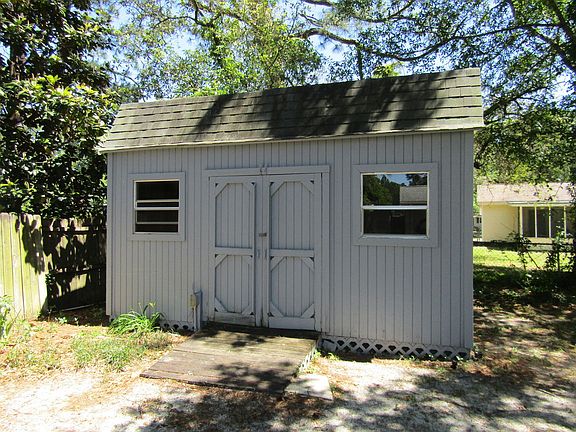 5th image of 22 Mary Esther Dr