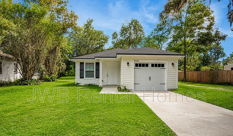 8008 W Railroad Ave — Photo 1