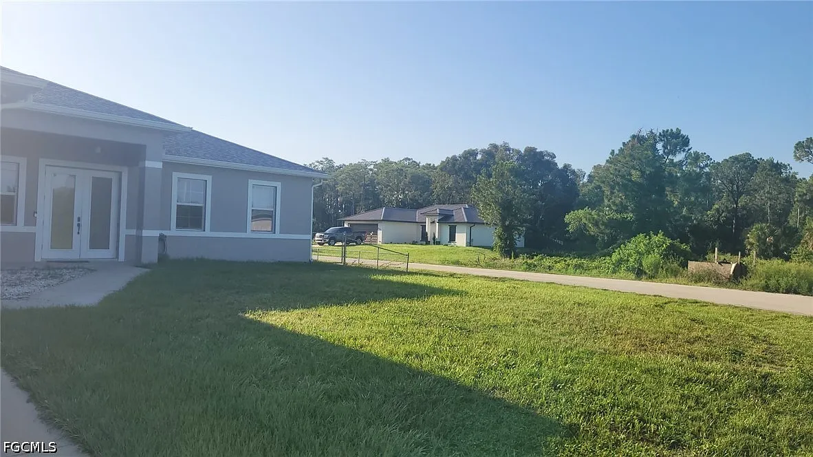 3 bed, 2.0 bath, 1639 sqft, $2,100 — Photo 3