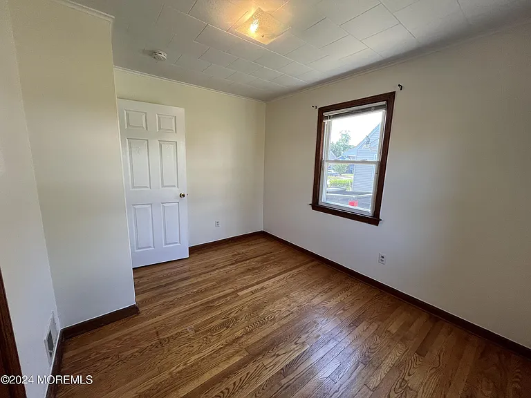 99 McLean St — Photo 15