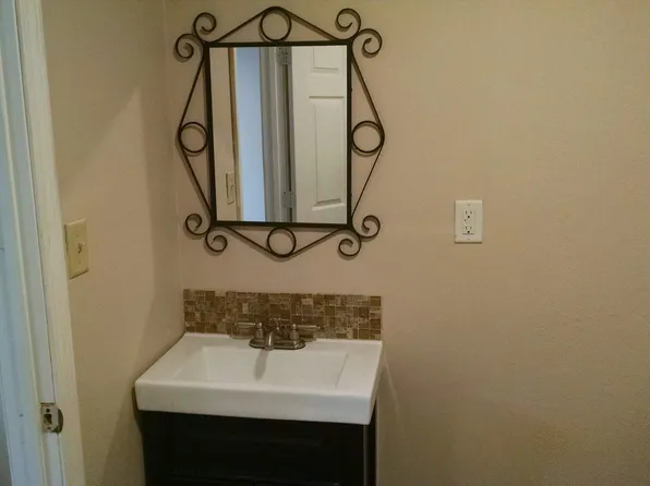 130 W 9th St APT 3, Mount Carmel, IL 62863