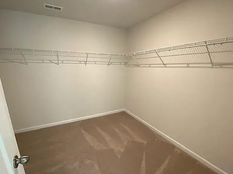 1048 Winnett Dr — Photo 2